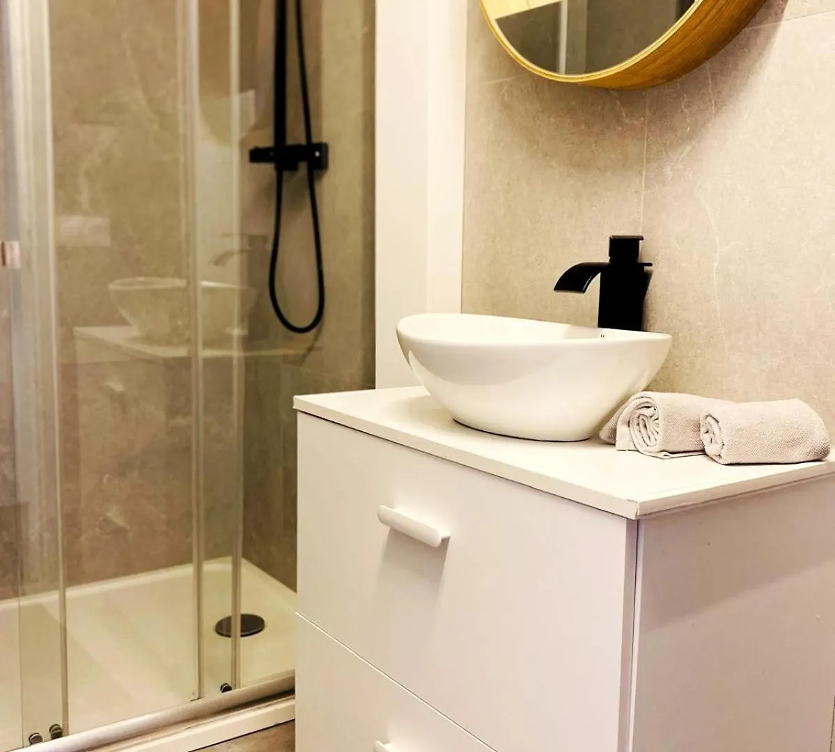 Gare Du Nord - Large Renovated Apartment Paris France